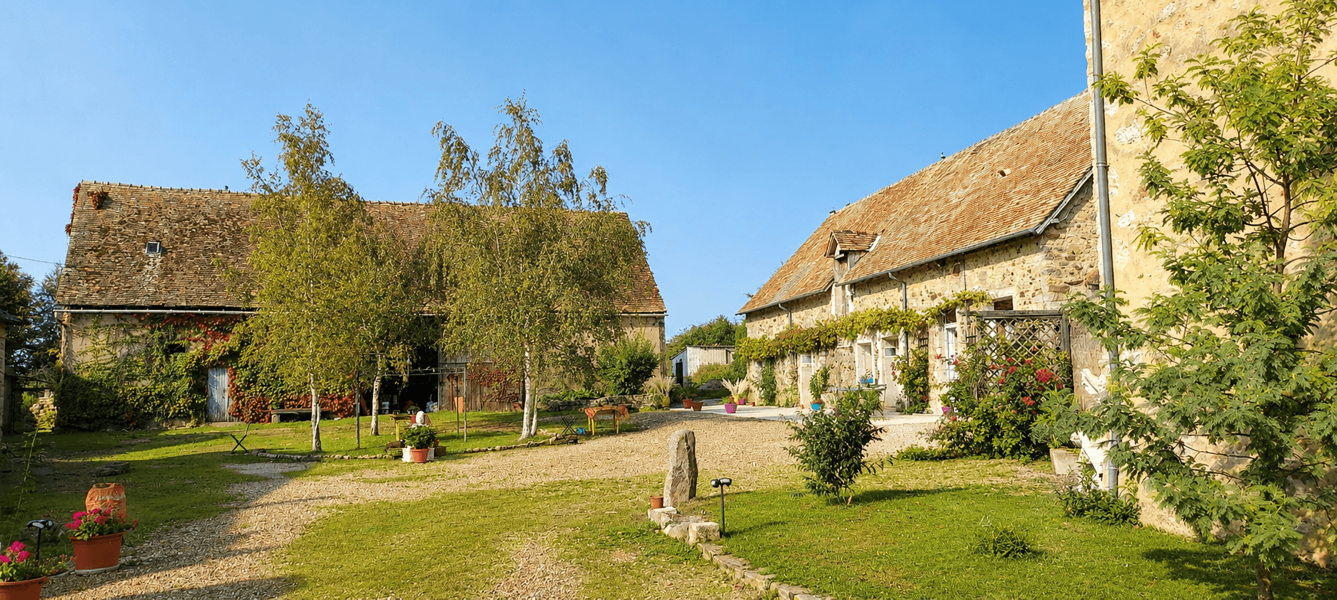 La cour et les bâtiments en pierre du Presbytère